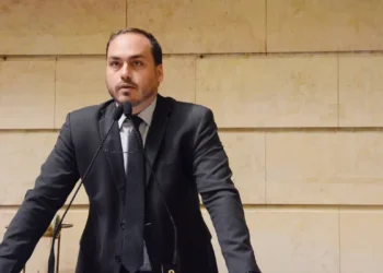 Carlos Bolsonaro é alvo da PF em operação sobre uso irregular da Abin