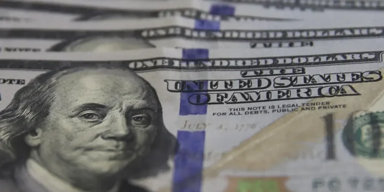 Dólar cai para R$ 4,85 e atinge menor valor do ano