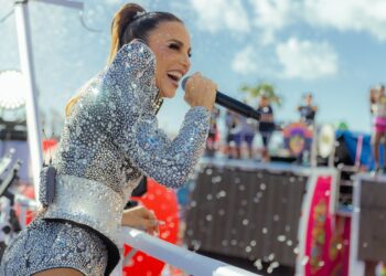 Ivete Sangalo abre sexta de Carnaval em Aracati e arrasta multidão