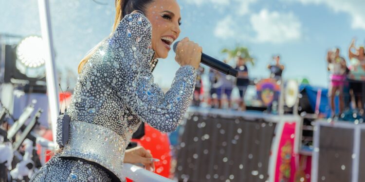 Ivete Sangalo abre sexta de Carnaval em Aracati e arrasta multidão