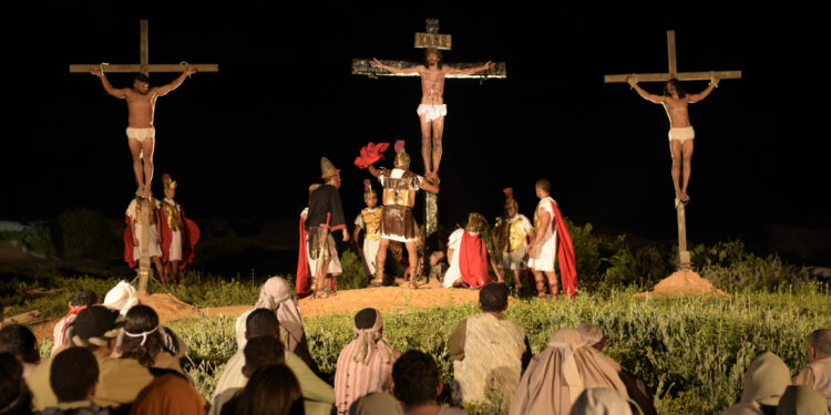 Quixaba se prepara para mais um espetáculo da Paixão de Cristo nesta sexta-feira (29)