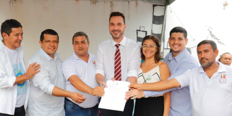 Guilherme Bismarck representa o presidente da Alece em entrega de equipamentos do Ceará Sem Fome