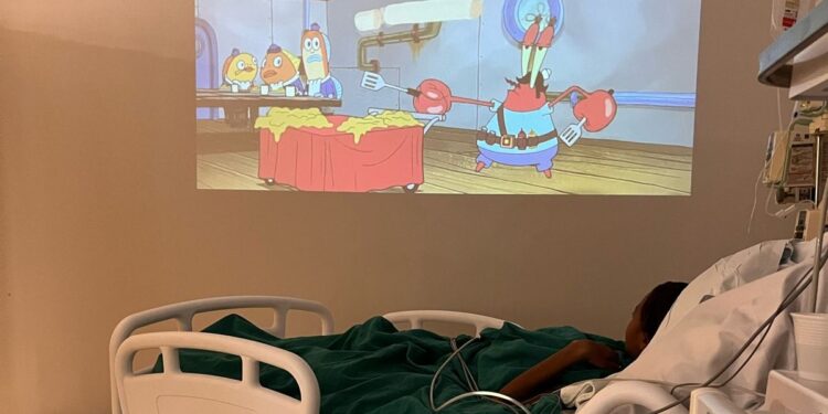 Adolescente internada na UTI do Hospital Regional Vale do Jaguaribe ganha sessão de cinema