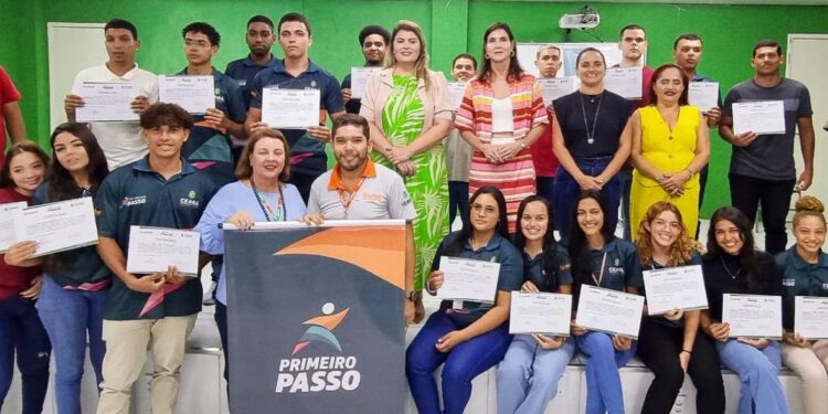 Primeiro Passo: Aracati entrega certificados dos cursos de Auxiliar Administrativo, Cozinheiro e Corte e Costura