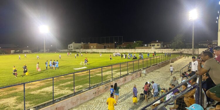 Grande público, dois jogos decisivos, 3 gols de Valdir Papel e até palhaço em campo movimentaram o Master Aracatiense desta quinta