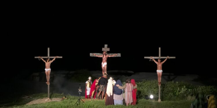 Em espetáculo a céu aberto, Paixão de Cristo de Quixaba 2024 reúne multidão
