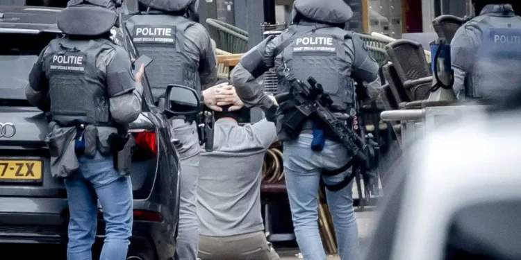Homem é preso após fazer reféns na Holanda e ameaçar explodir bombas