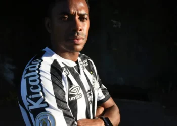 Robinho passa noite na cadeia e ficará uma semana em cela separada