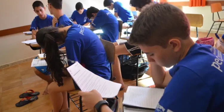 PÉ-DE-MEIA: estudantes nascidos entre setembro e outubro recebem benefício nesta terça-feira (2)