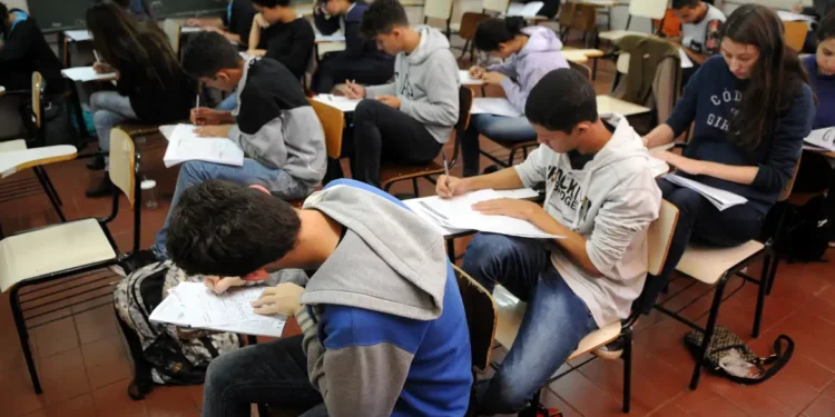 PÉ-DE-MEIA: estudantes nascidos entre julho e agosto recebem benefício nesta segunda-feira (1°)