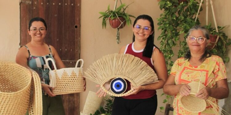 Aracatiense se prepara para expor trabalho feito com palha em feira de artesanato nacional