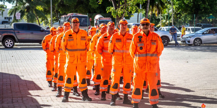 Governo do Ceará envia bombeiros militares para auxiliar em resgates no Rio Grande do Sul
