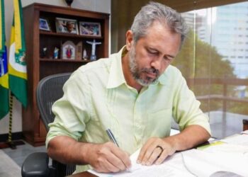Elmano sanciona lei que autoriza Estado do Ceará a enviar ajuda humanitária ao Rio Grande do Sul