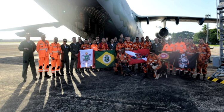 Bombeiros do Ceará embarcam para trabalhar no resgate das vítimas de enchentes no RS