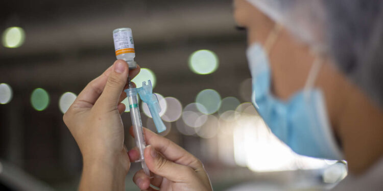 Nova vacina: grupos prioritários e crianças devem atualizar imunização contra covid-19