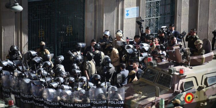Militares tentam dar golpe de Estado na Bolívia e tomam praça sede da Presidência