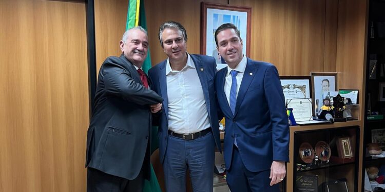 Prefeito do Aracati se reúne com o deputado Eduardo Bismarck e o ministro Camilo Santana em Brasília