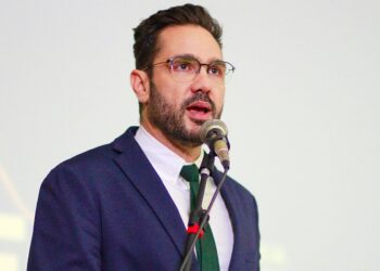 Em plenária na Alece, Guilherme Bismarck comemora construção de Centro de Hemodiálise em Aracati