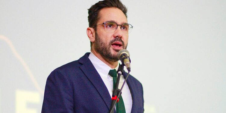 Em plenária na Alece, Guilherme Bismarck comemora construção de Centro de Hemodiálise em Aracati