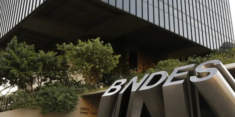 BNDES abre concurso com 150 vagas e salário de R$ 20,9 mil