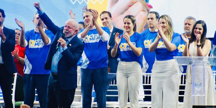 Em evento no Ceará, Lula amplia programa Pé-de-Meia para EJA e CadÚnico