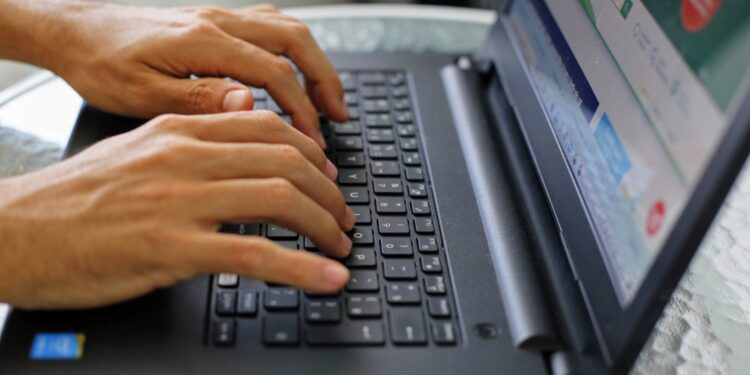 Governo do Ceará realiza entrega de notebooks para professores da rede estadual