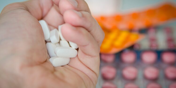 Farmacêutica e neuropsicóloga aracatiense alerta para cuidados com uso de medicamentos controlados como Venvanse e Rivotril