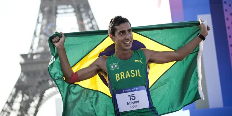 Caio Bonfim fatura prata inédita para o Brasil na marcha atlética