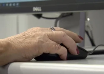 Uso de internet no país cresce mais entre idosos, aponta IBGE