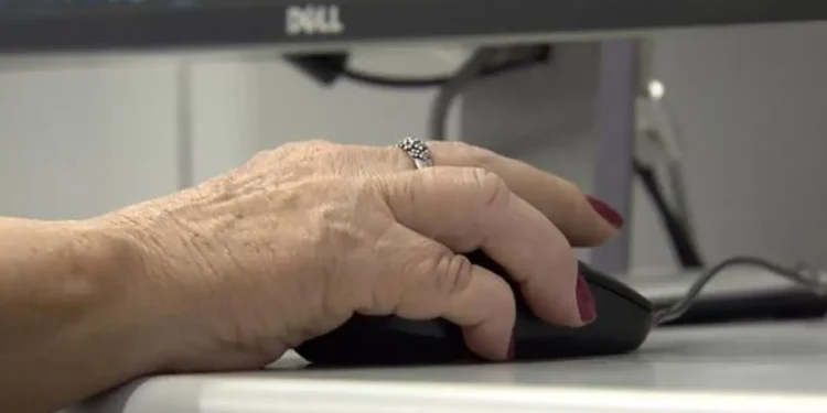 Uso de internet no país cresce mais entre idosos, aponta IBGE