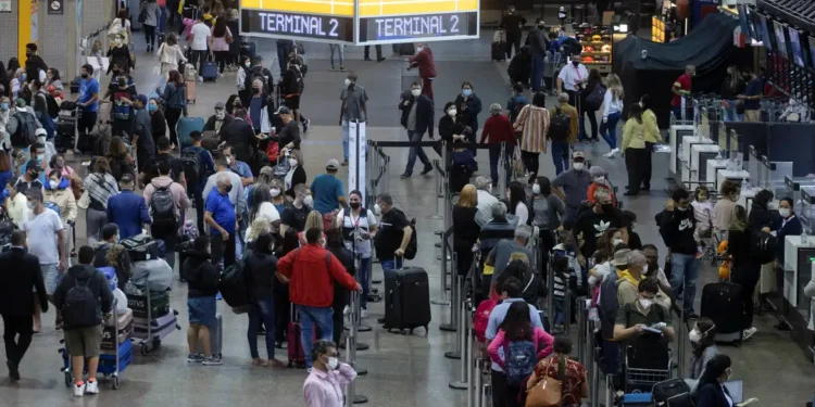 Transporte aéreo puxa alta do setor de serviços em junho
