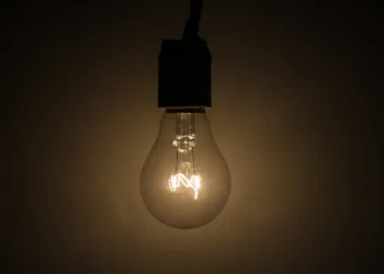 Energia elétrica mais barata em agosto: bandeira tarifária volta a ser verde