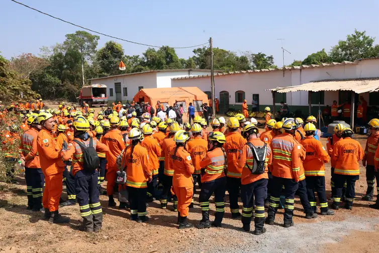 Soldados do Corpo de Bombeiros que vão participar das ações de combate a queimadas no Parque Nacional. 