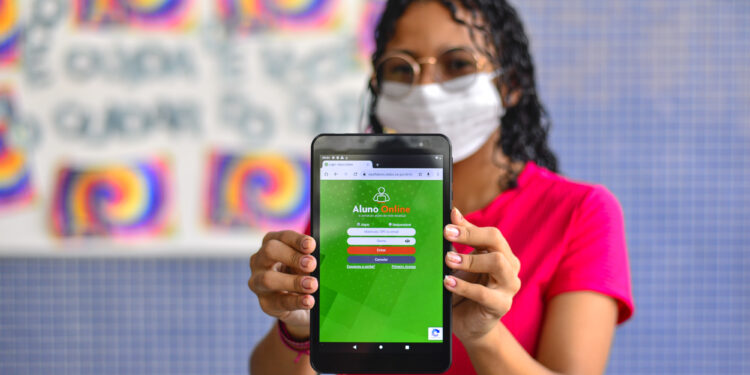 Governo do Ceará inicia entrega de mais de 228 mil tablets para estudantes da rede pública estadual de ensino