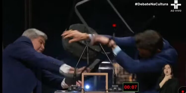 Datena agride Marçal com cadeirada e é expulso de debate da TV Cultura