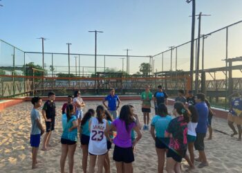 Projeto Esporte em 3 Tempos realiza aula de capacitação de vôlei em Aracati com presença de medalhista olímpico