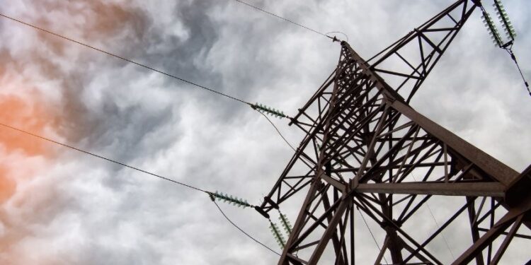 Ministro diz que bandeira vermelha da conta de luz pode ser revista