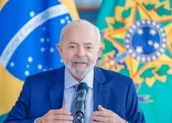 Após troca de aeronave, Lula retorna ao Brasil