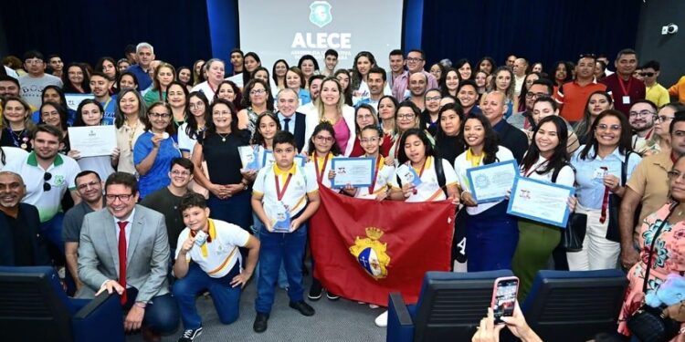Alece reconhece importância da Rede Peteca no combate ao trabalho infantil; alunos aracatienses recebem o prêmio