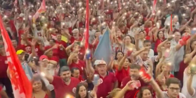 Apoiadores de Evandro Leitão (PT) comemoram vitória em Fortaleza