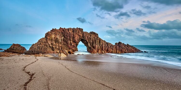 MPCE recomenda que Governo do Estado suspenda acordo que transfere propriedade de terras de Jericoacoara para empresária   