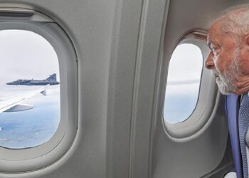 Avião de Lula tem problema técnico após decolagem e vai retornar à Cidade do México