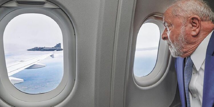 Avião de Lula tem problema técnico após decolagem e vai retornar à Cidade do México