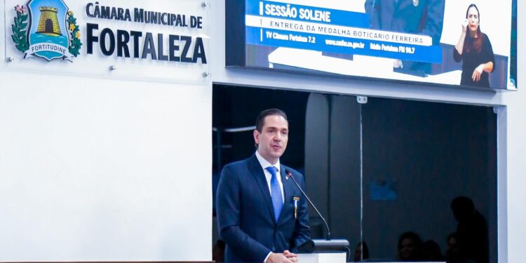 Eduardo Bismarck recebe Medalha Boticário Ferreira em reconhecimento ao seu trabalho por Fortaleza