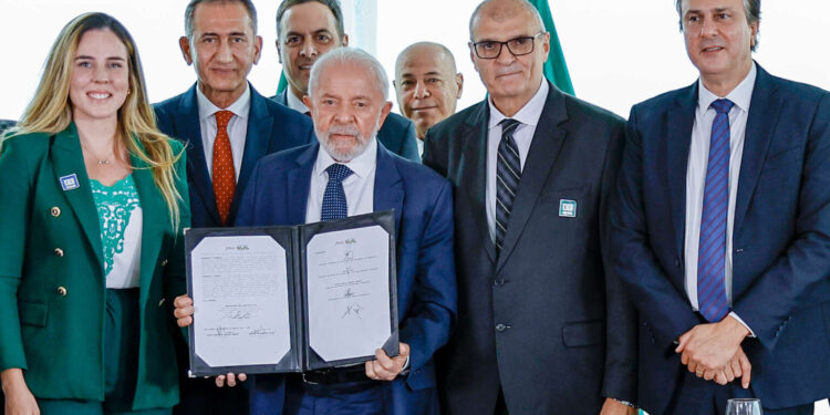 Governo Federal e Governo do Ceará assinam aditivo de R$ 3,6 bilhões para obras da Transnordestina