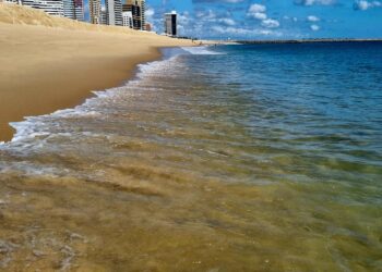 Fortaleza tem 22 trechos próprios para banho neste fim de semana