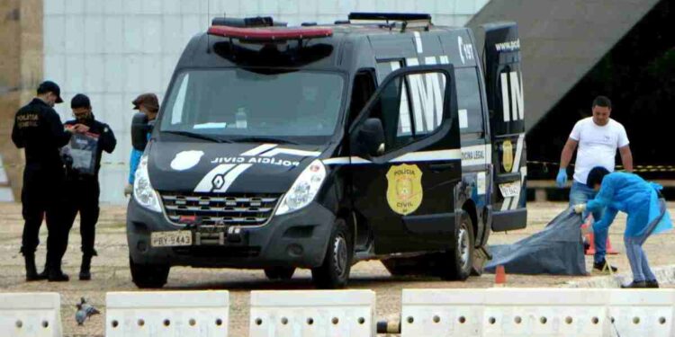 Corpo de homem que se explodiu em frente ao STF é retirado após mais de 13 horas da detonação