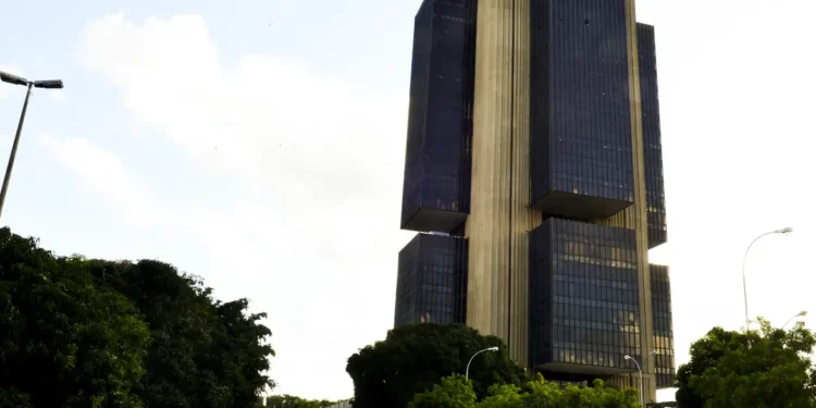 Em semana de Copom, mercado eleva previsões para taxa de juros