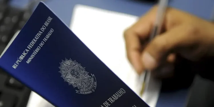 Empregos com carteira assinada e informais batem recordes