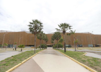 Inaugurado por Bismarck, Centro de Eventos do Ceará recebe troféu de equipamento turístico destaque do ano